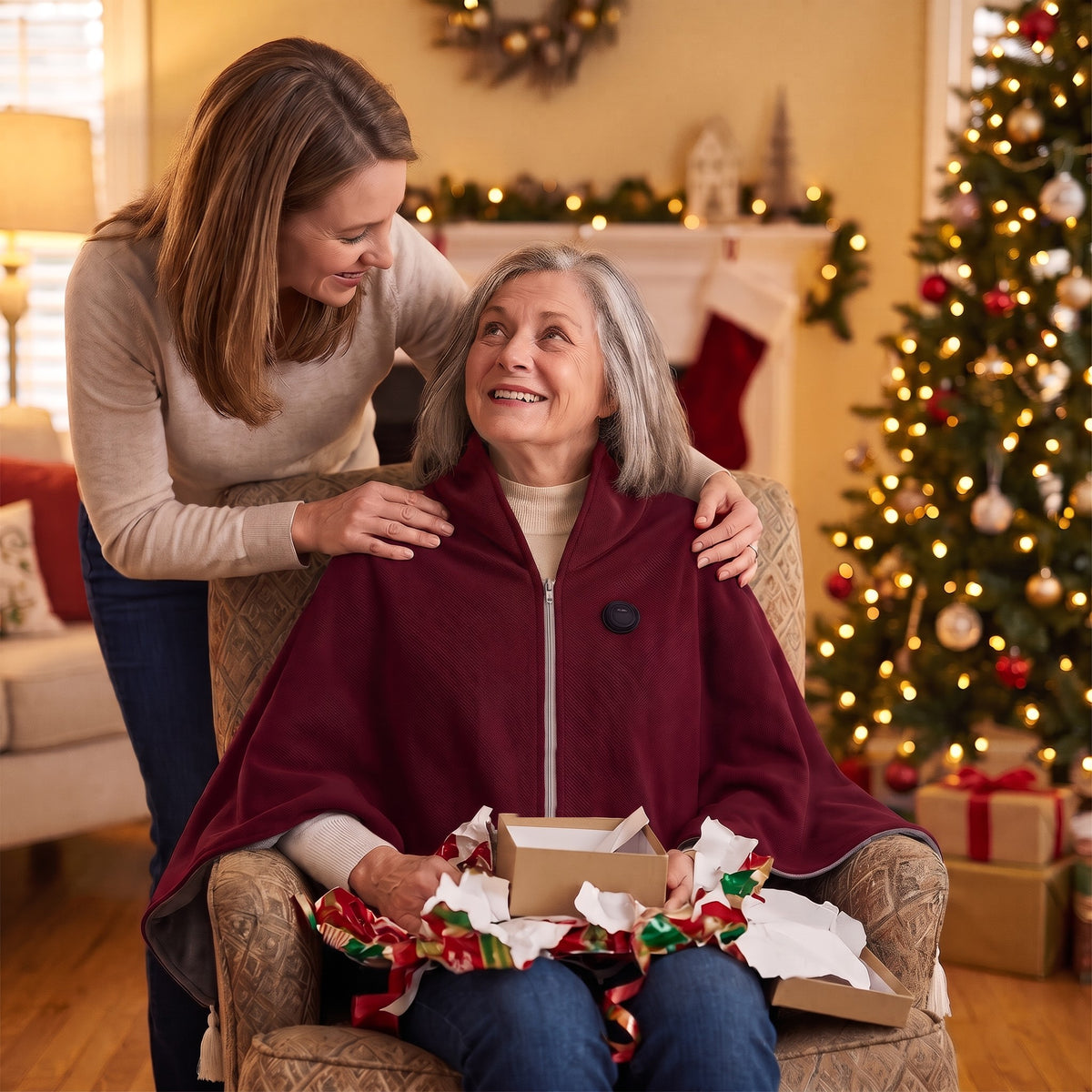 Poncho chauffant Rouge Noël offert en cadeau à une grand-mère au pied du sapin